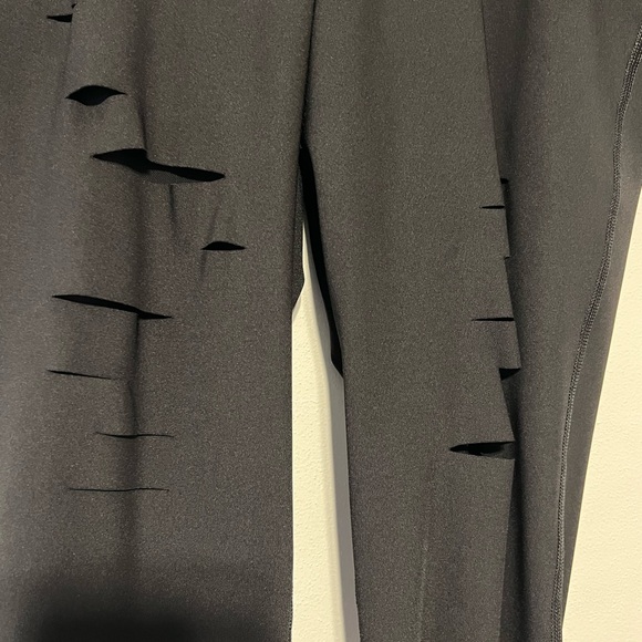 LIVI By Lane Bryant~Yoga/Activewear Black Capri Leggings~front Cutouts~Sz 18/20 - Picture 2 of 6